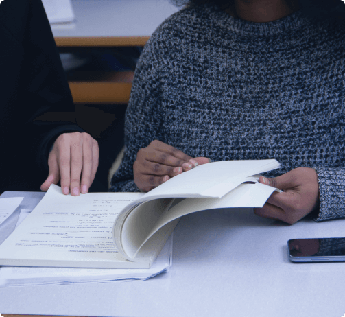 Duas Estudantes lendo livro
