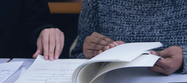 Duas Estudantes lendo livro